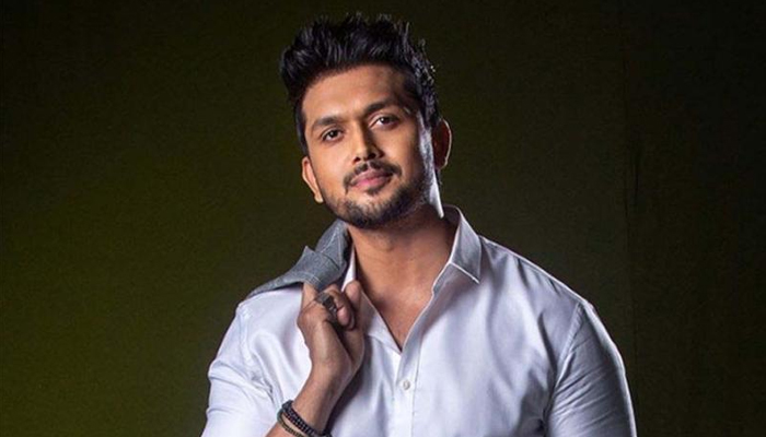 কলকাতায় পাড়ি জমিয়েছেন আরিফিন শুভ