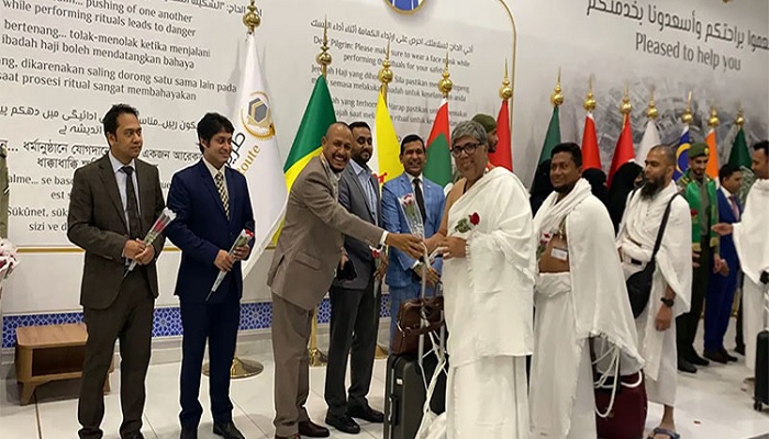 সৌদি আরব পৌঁছেছে বাংলাদেশের প্রথম হজ ফ্লাইট 