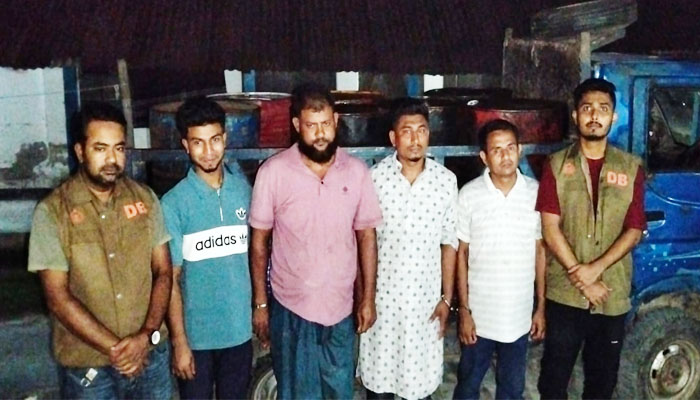 নোয়াখালীতে ডিবির অভিযানে ১৪০০ লিটার ডিজেল জব্দ