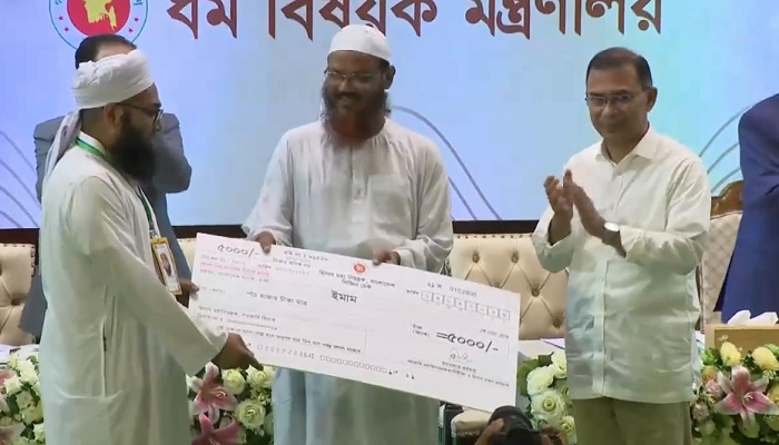 ইমাম-মুয়াজ্জিনসহ ধর্মীয় নেতাদের সম্মানি প্রদান 
